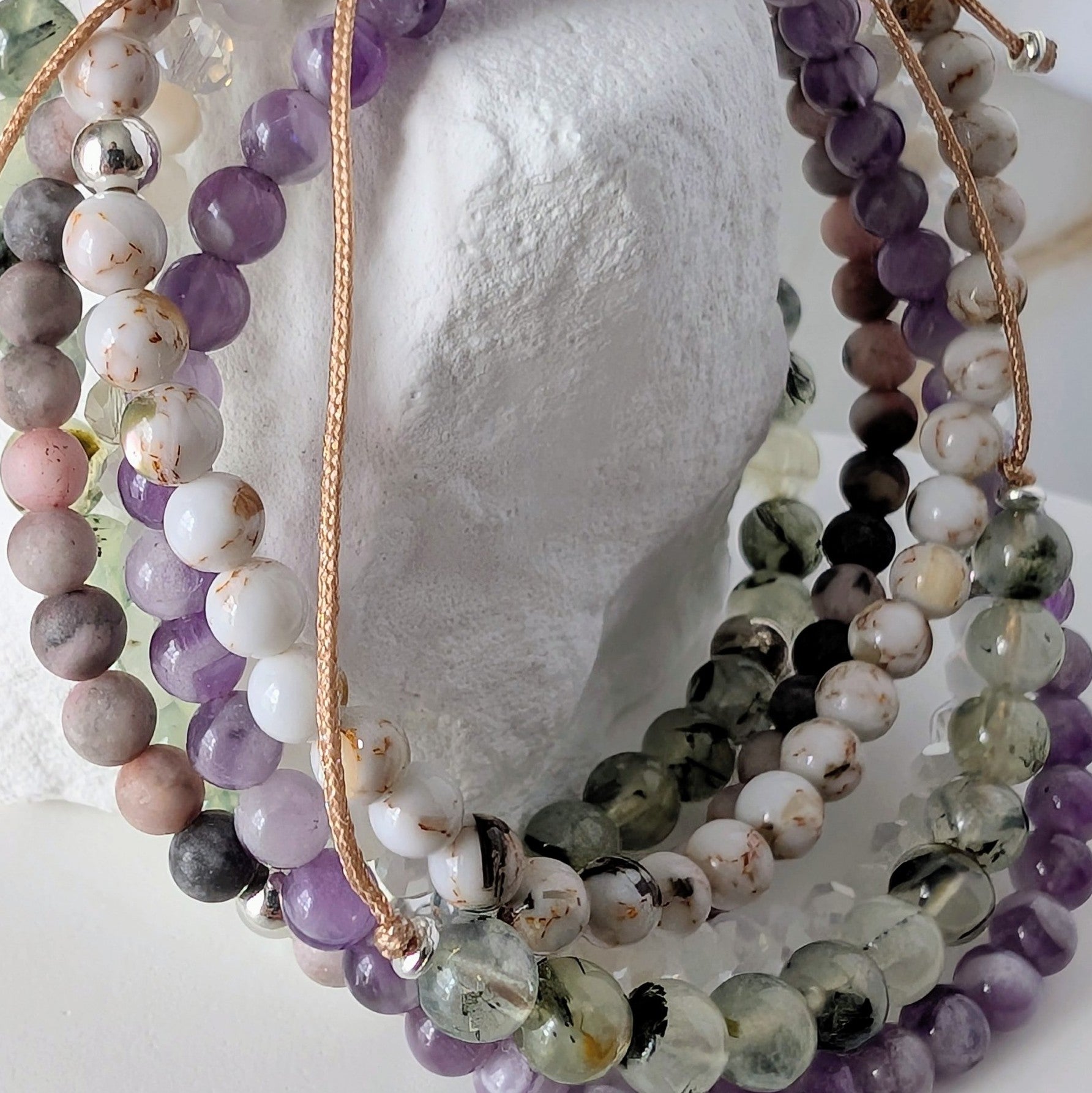 Mavie - Natursteinarmbandset