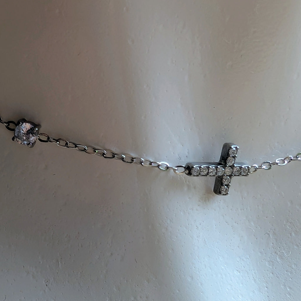 Zarte Edelstahlkette mit Kreuz – Silber