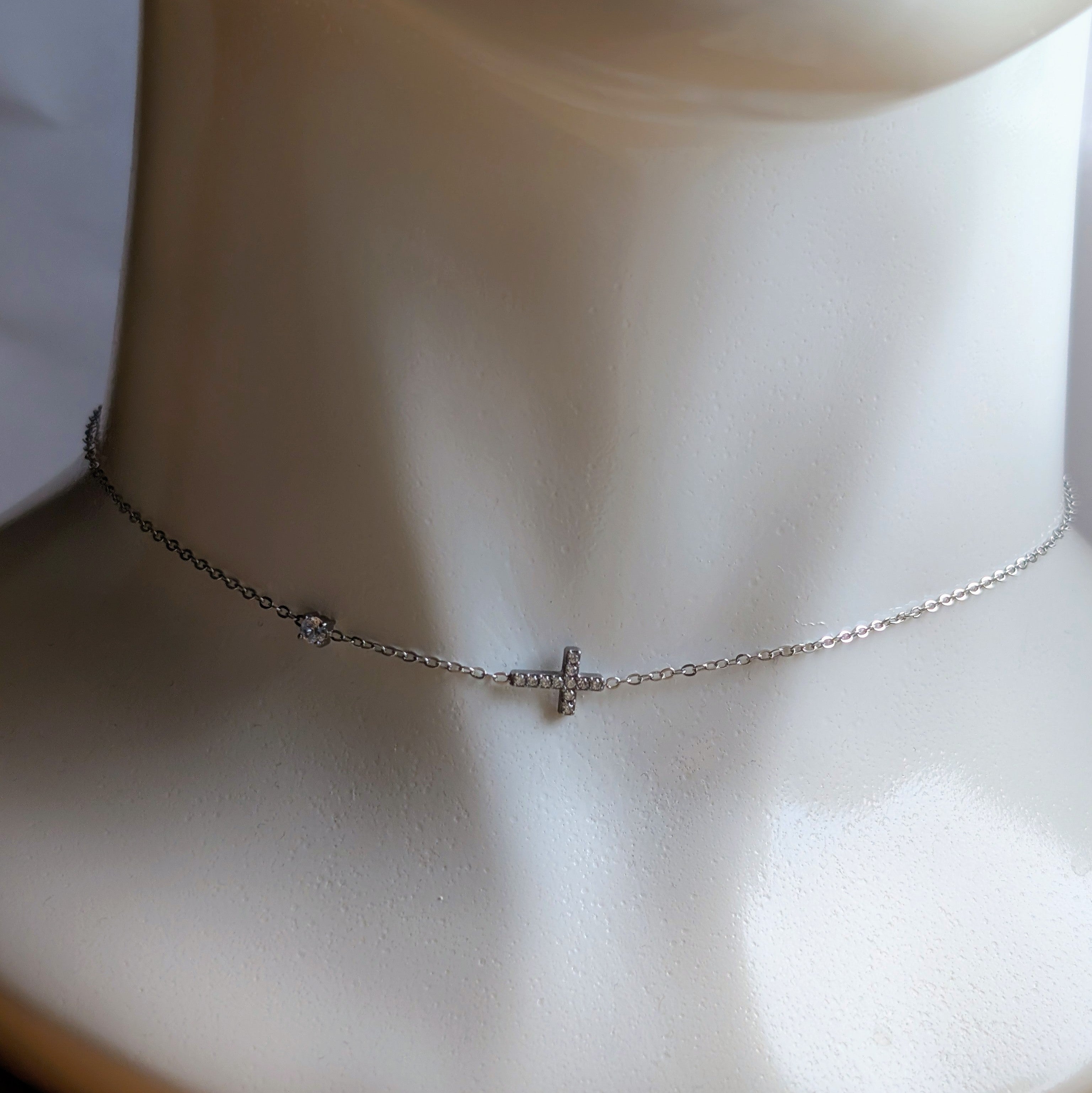 Zarte Edelstahlkette mit Kreuz – Silber