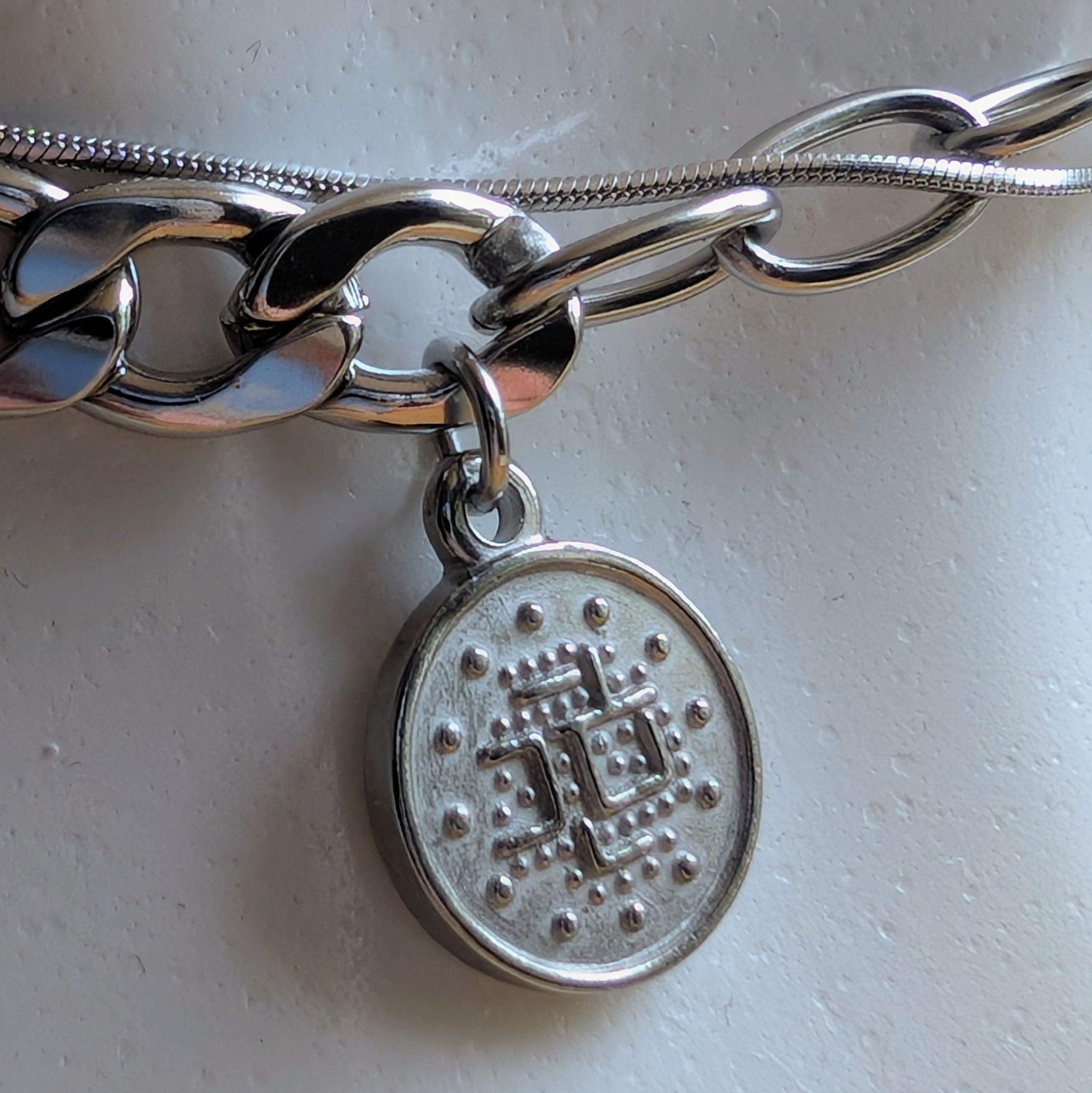 Halskette mit Coin-Anhänger – Silberfarben