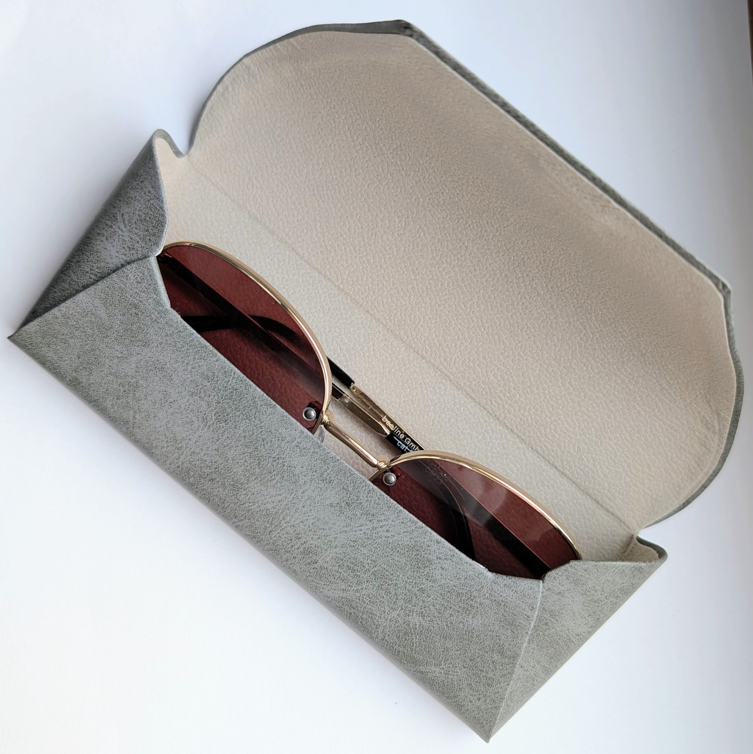 Sonnenbrillenetui mit Magnetverschluss - Grau